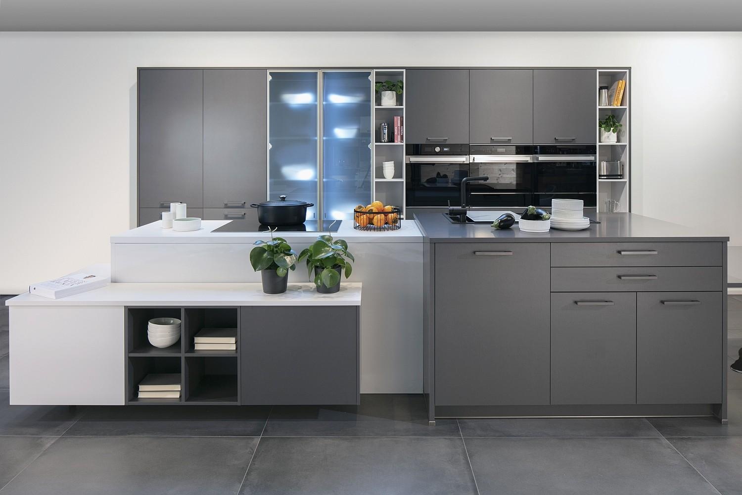 schranktypen_kombinieren_mattgraue_holzdekore_buegelgriff_01_rsp_kmg-211117-artego-042-14106