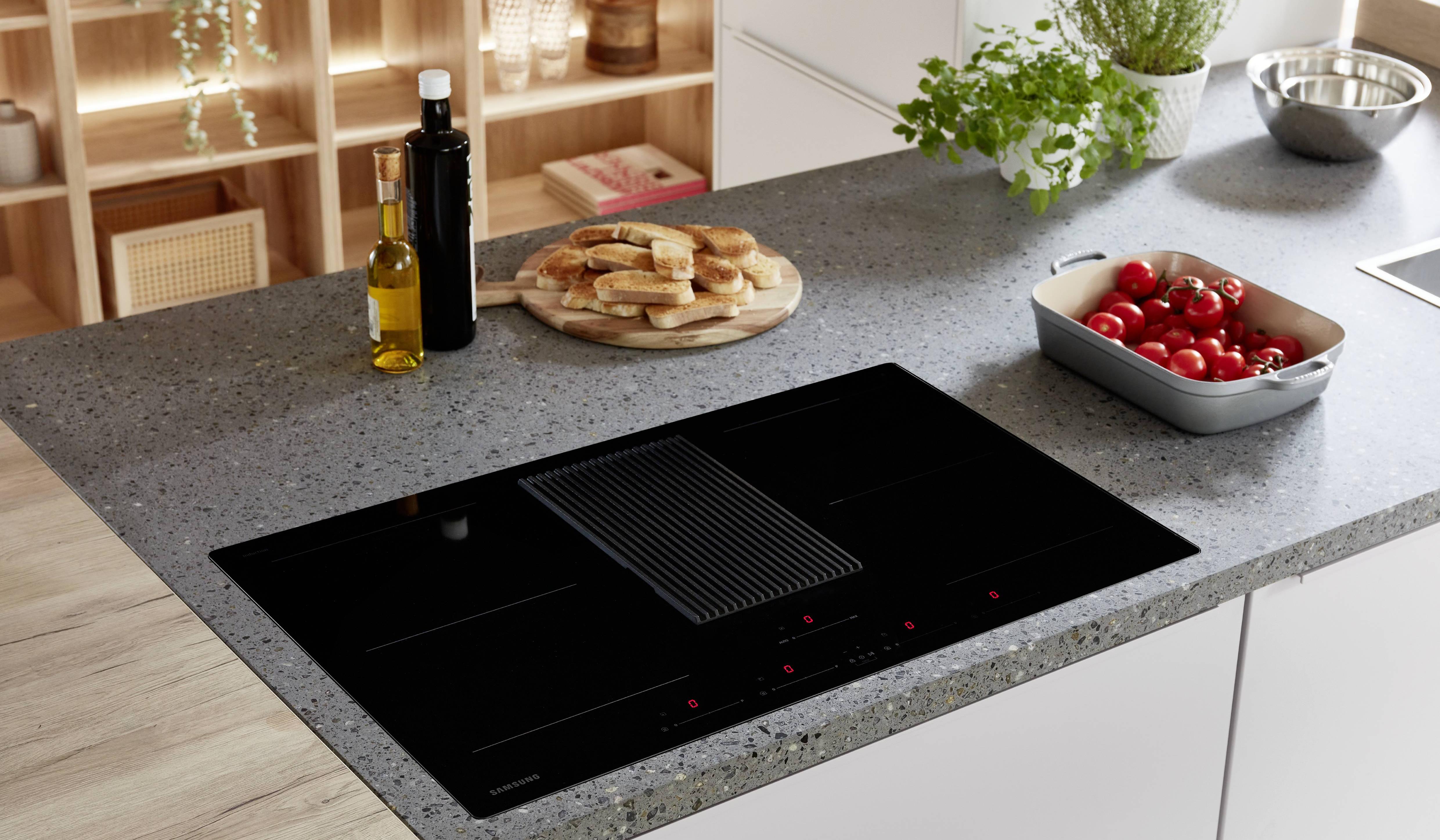 Nobilia Mattweiß grifflos mit SAMSUNG-Kochfeld mit Muldenlüfter